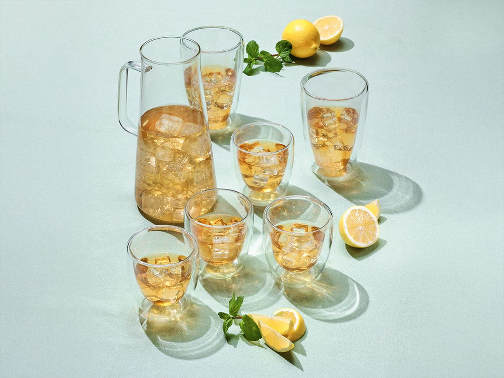 Servieridee für eisgekühlten Cold Brew Tee mit Eiswürfeln und Zitronenspalten