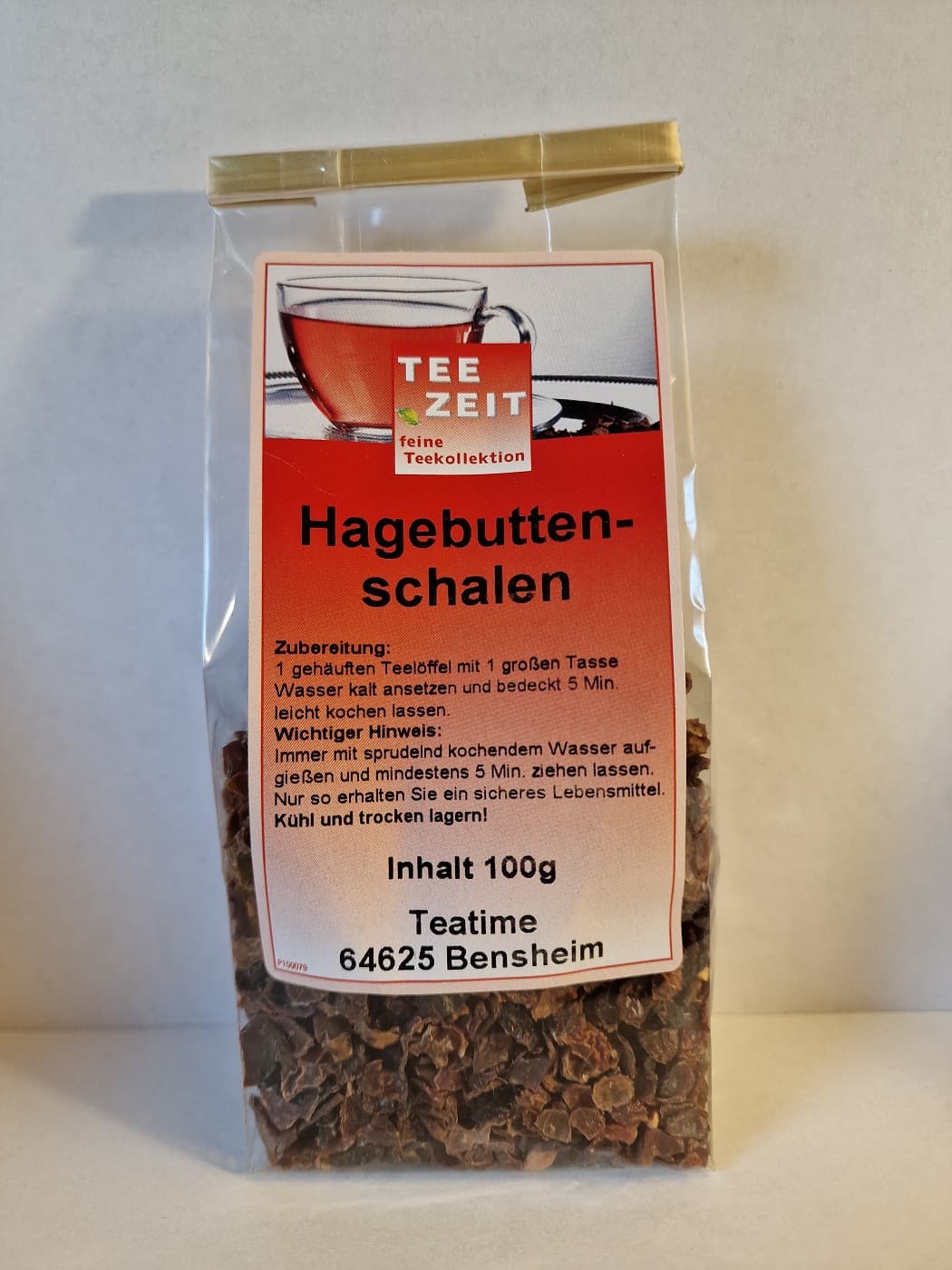 Tüte mit getrockneten Hagebuttenschalen als loser Früchtetee mit grober Fruchtstruktur