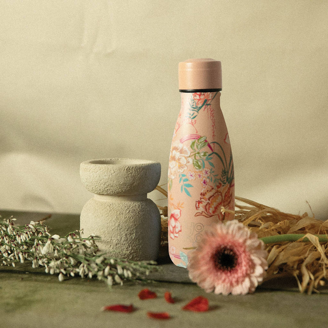 Isolierflasche Bali mit Blumenmuster in dekorativer Umgebung