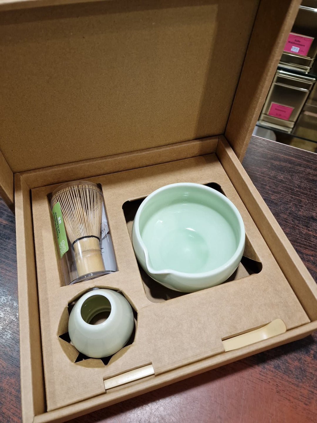 Geöffnete Matcha Geschenkbox mit Matcha-Schale, Bambusbesen und Besenhalter