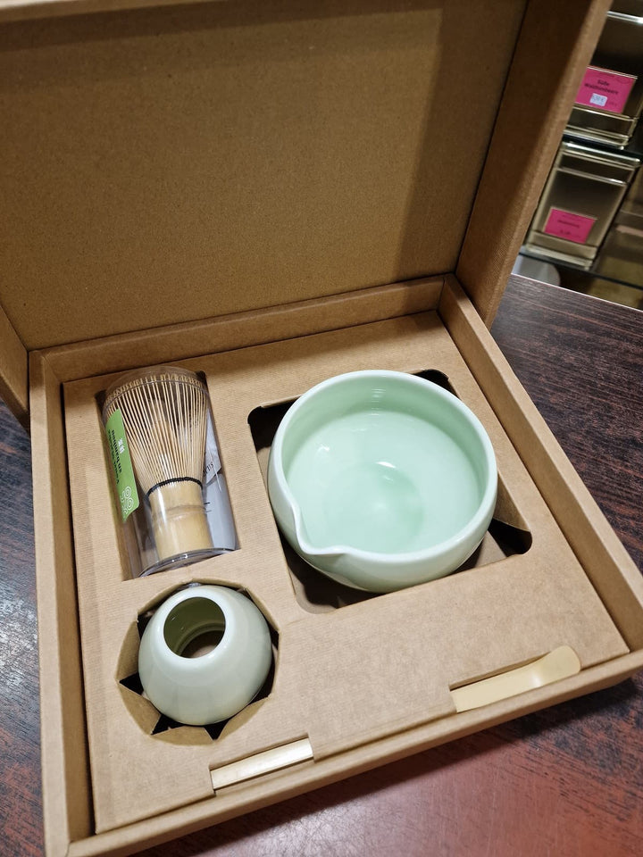 Geöffnete Matcha Geschenkbox mit Matcha-Schale, Bambusbesen und Besenhalter