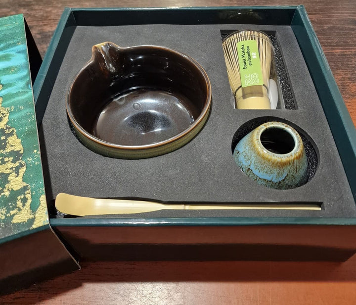 Geöffnetes Matcha Set Tradition von YOKO DESIGN mit Keramikschale und Bambusbesen