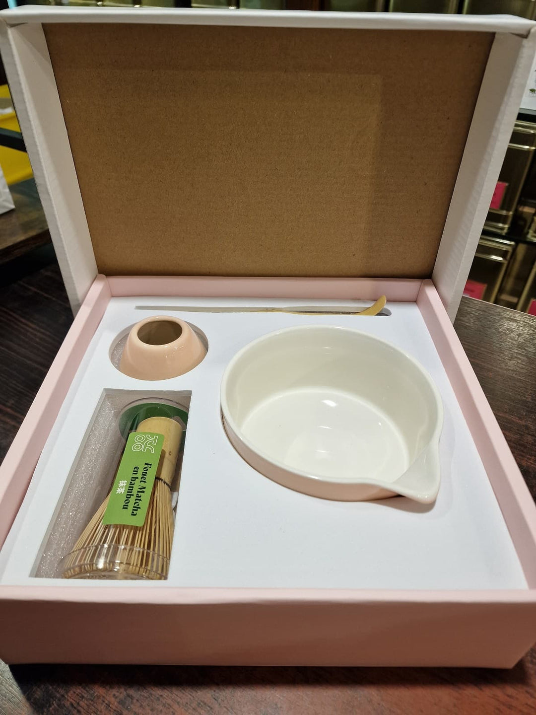 Geöffnetes Matcha Set Sakura von YOKO DESIGN mit rosa Keramikschale und Bambusbesen