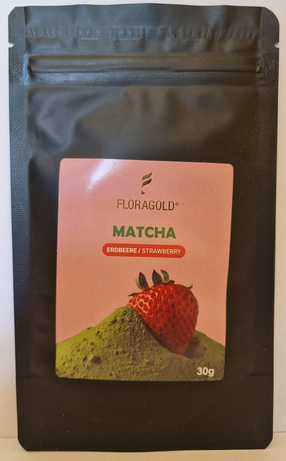 Strawberry Matcha mit Erdbeere in schwarzem Floragold Zip-Beutel 
